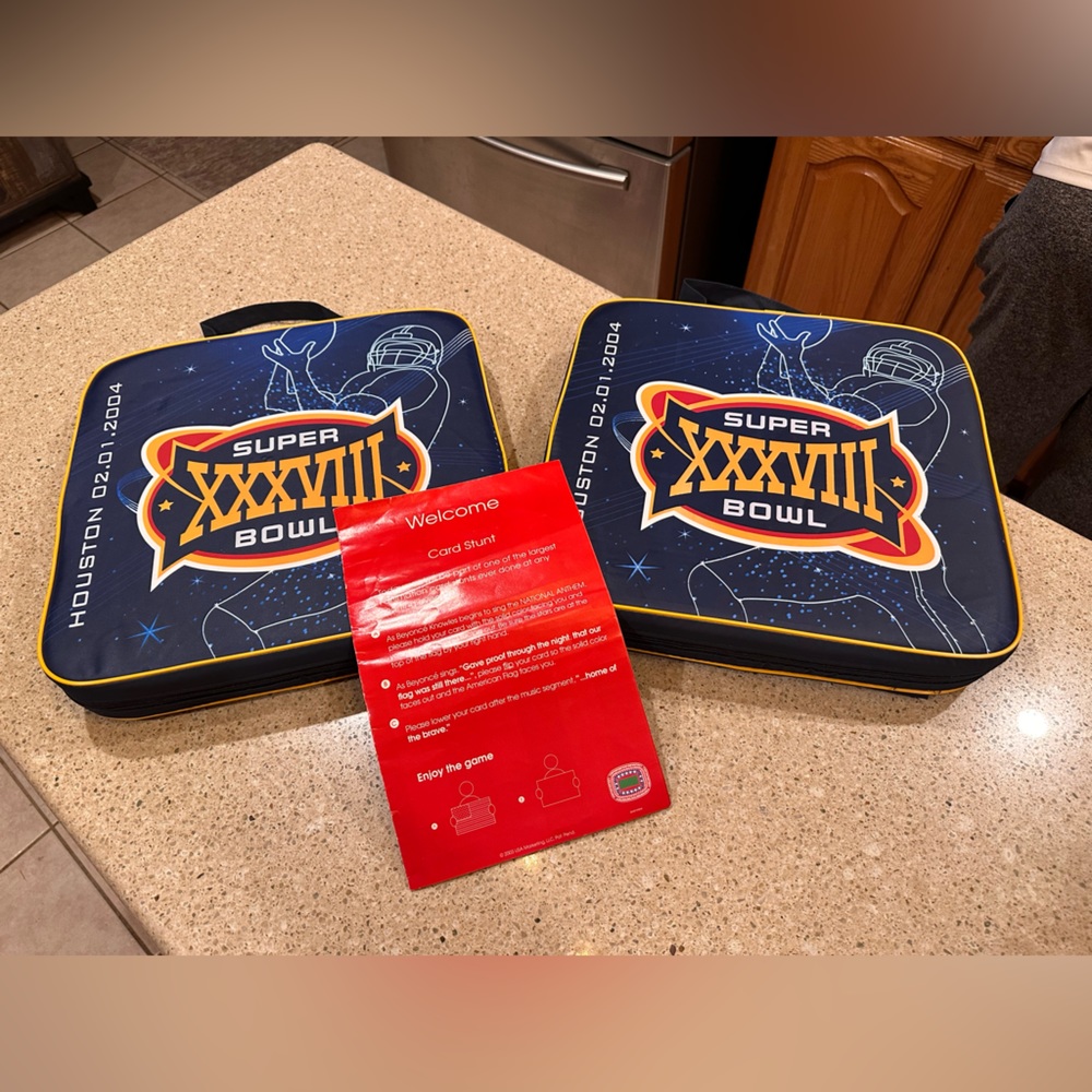 NFL 04 SUPER BOWL XXXVIII SEAT CUSHION Patriots Vs Panthers 32-29 w/1 Card Stunt